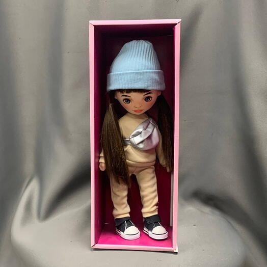 Sophie в бежевом спортивном костюме