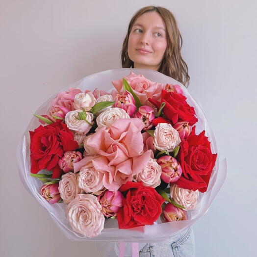 Букет с розами и тюльпанами "SPRING RED GLOW"