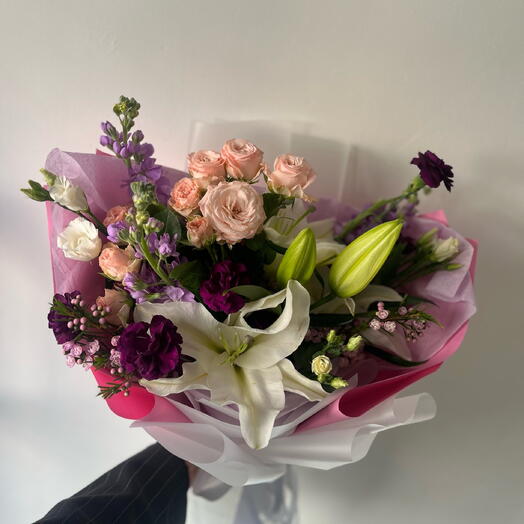 Сборный букет с лилией