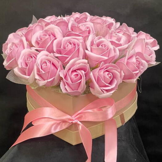 Коробка в форме сердца с мыльными розами. Интересная розовая композиция для интерьера