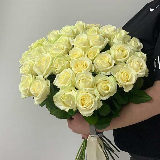 Белые розы 60 см 35 шт