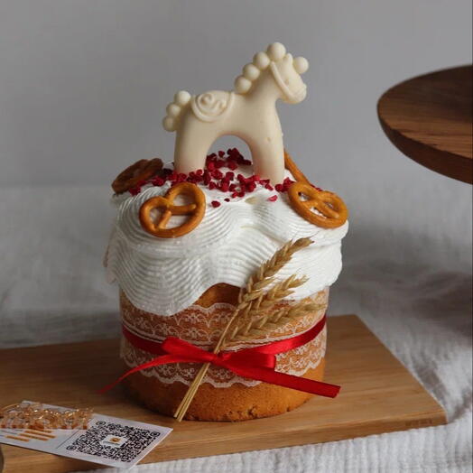 Средний кулич с белой шоколадной лошадкой