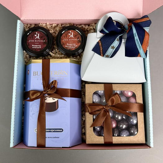 Подарок для девушки с конфетами и косметичкой