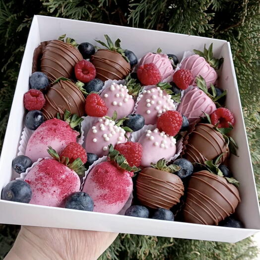 Клубника в бельгийском шоколаде "Радость вкуса"16-20 штук + малина и голубика