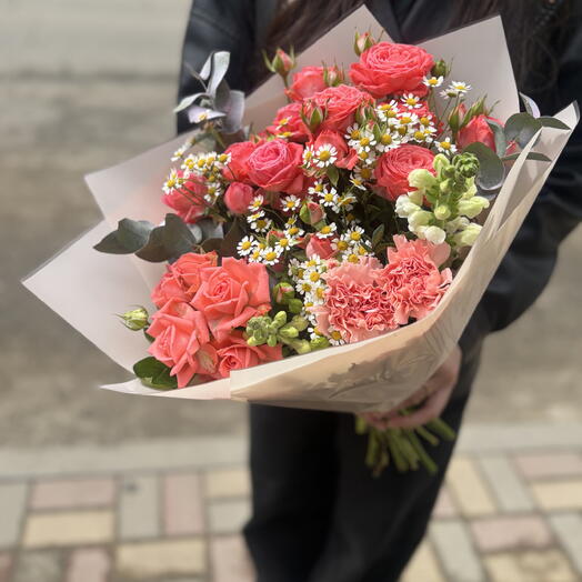 Букет из кустовых роз, танацетума, эвкалипта,львиного зева, диантуса