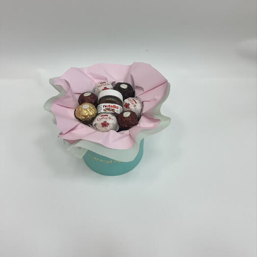 Сладких букет из конфет в коробке самой милой