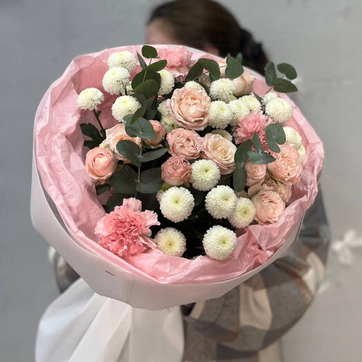 Микс букет из нежных хризантем и кустовых розочек