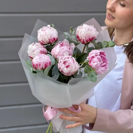 Розовые пионы и эвкалипт