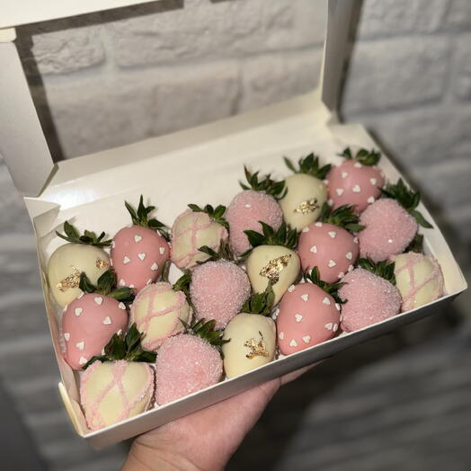 Бокс из 18 клубничек в белом и розовом шоколаде
