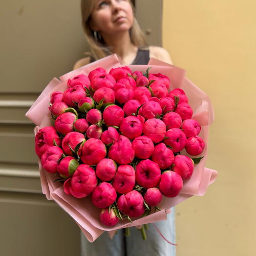 Шикарный 51 яркий пион