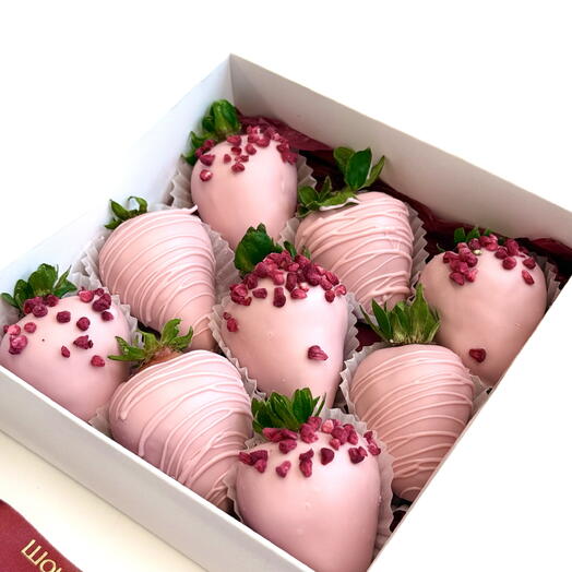 Клубника в розовом шоколаде 9шт