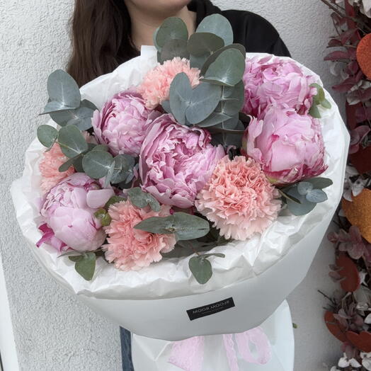 Букет пиономания Bloom Room пион, диантус, эвкалипт
