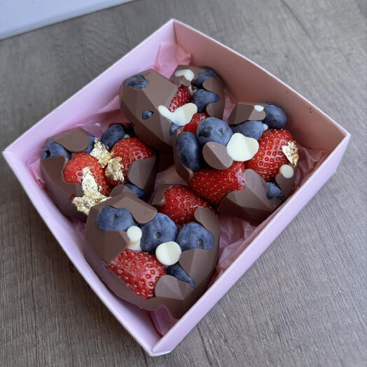 Сердечки из клубники и голубики в шоколаде