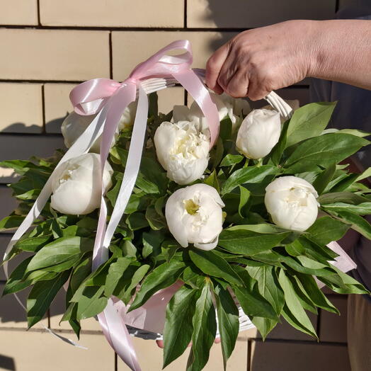 Корзина с пионами