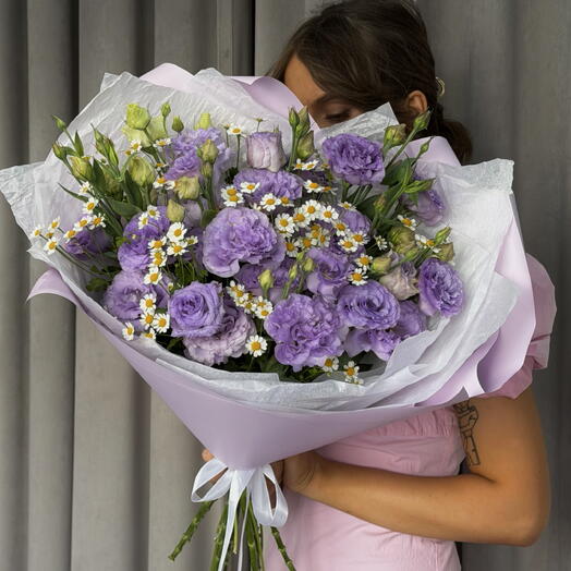 Букет из свежей фиолетовой эустомы и матрикарии 💜