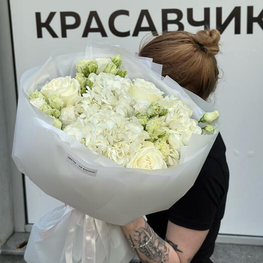 Белый букет с гортензией и розами