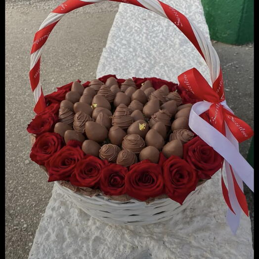 Клубника в корзине с цветы