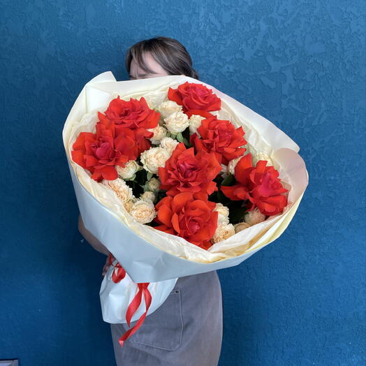 Яркий букет из пионовидных кустовых и французских роз