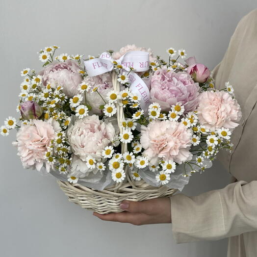 Корзинка с пионами и ромашками 🌼