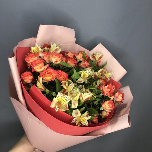 Яркие апельсиновые розы с альстромерией🌺
