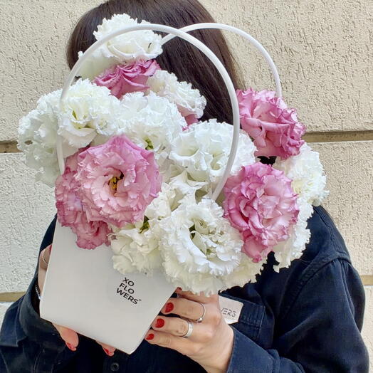 Сумочка из махровой эустомы от XOFLOWERS