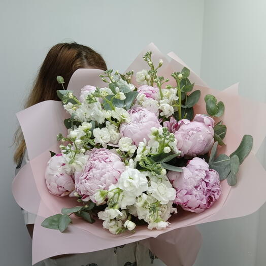Букет пион, маттиола, эвкалипт
