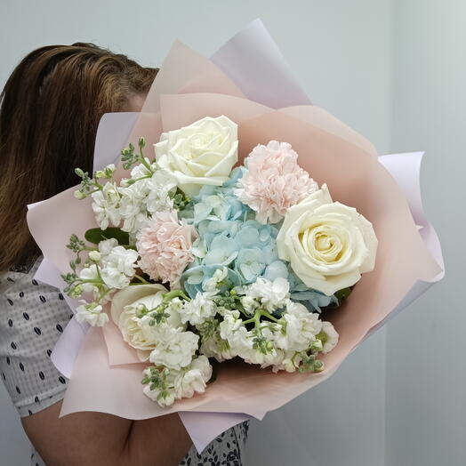 Букет гортензия, маттиола кустовая, роза, диантус