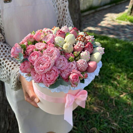 Коробка с клубникой в шоколаде с цветами