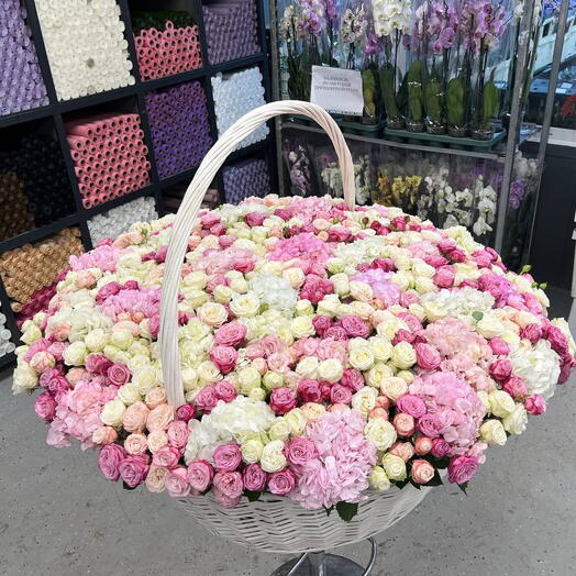 Кустовые Розы в Корзине XXL