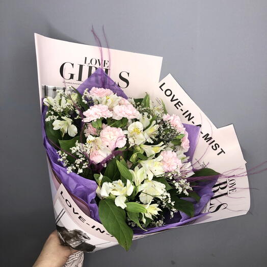Воздушный букет кустовых диантусов и альстромерий🌸