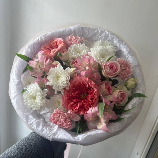 Яркий букет с пионовидной розой