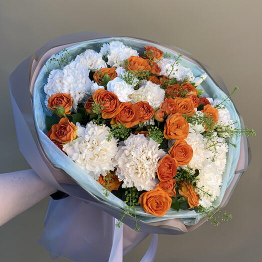 Круглый букет с диантусами и кустовой розой