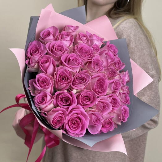 35 розовых роз