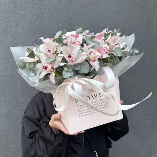 Орхидеи с эвкалиптом в сумочке + подарок от Vivienne Sabo — румяна MACARON