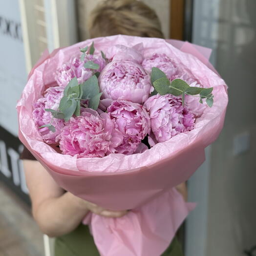 Букет розовых пионов