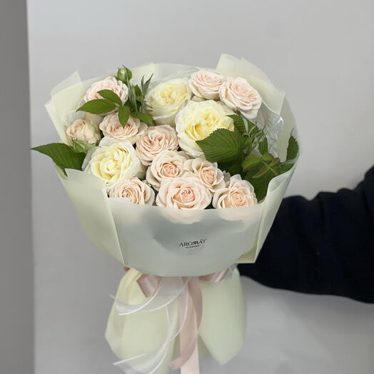 Нежный букет из роз кенделайт и кустовых кремовых роз