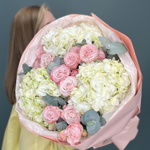 Нежный букет гортензия и кустовые розы💝