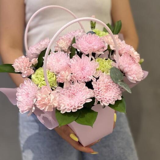 Композиция из хризантем, диантусов и рускуса