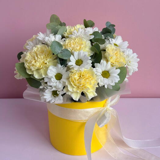 Цветочная композиция с хризантемой, диантусами и эвкалиптом в коробке🌼💛