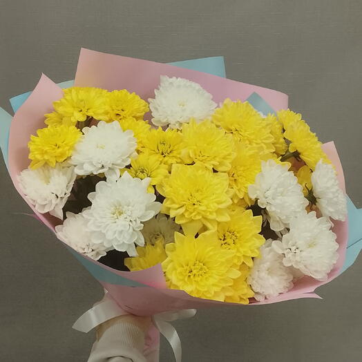 Букет из жёлтых и белых хризантем
