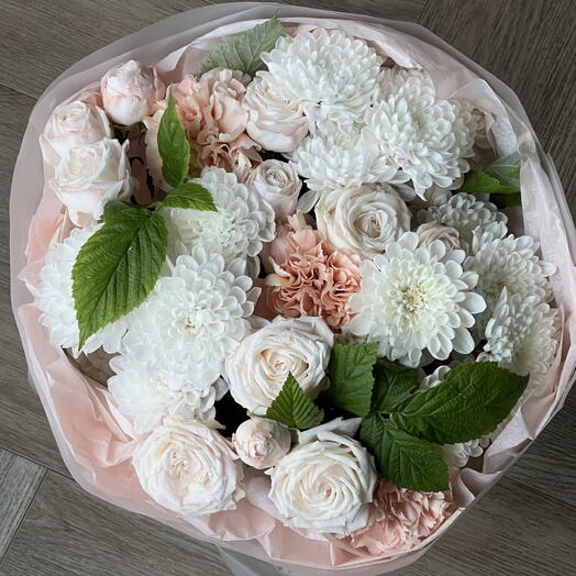 Букет с хризантемой/кустовой пионовидной розой и диантусами