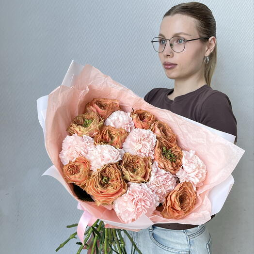 Пионовидная роза с диантусами 💕