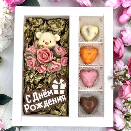 Шоколадный набор "С Днём рождения": Мишка с розами, шоколадка-надпись и 4 конфеты ручной работы