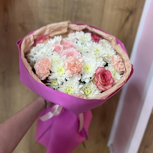 букет с кустовыми хризантемами и розами