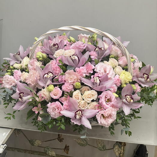 Корзина с прекрасной орхидей, эустомой , и кустовой розой 🌺