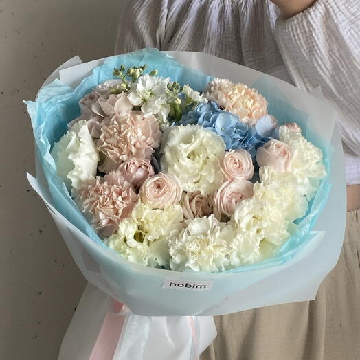 Букет с голубой гортензией и нежными кустовыми розами 🌸🩵