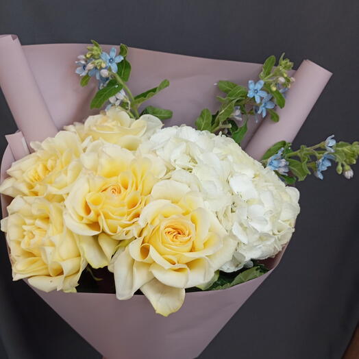 Букет с кремовой французской розочкой , гортензией и незабудкой🌹🌹🌹