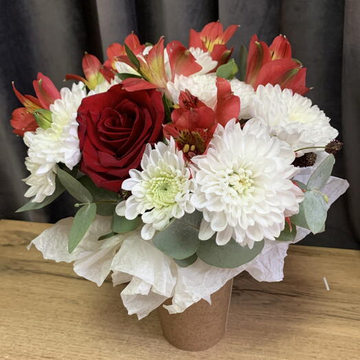 Стаканчик из хризантемы,розы и альстромерии🌹