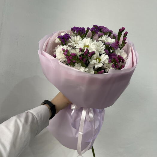 Букет из кустовой хризантемы и статицы