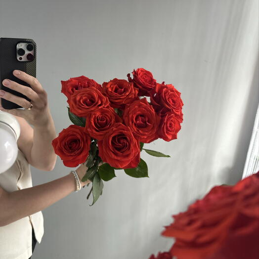 Букет из алых роз